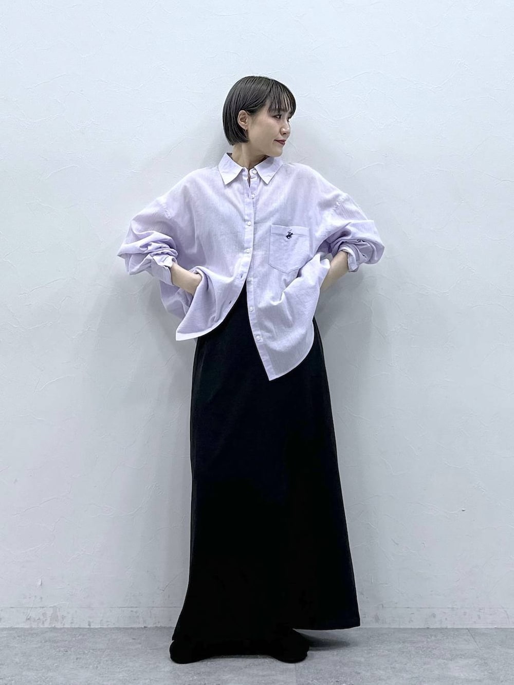 パープル系のシャツ/ブラウス、ブラック系のモカシン/デッキシューズ、ブラック系のスカートを着用したレディースの春コーディネートの3枚目の写真