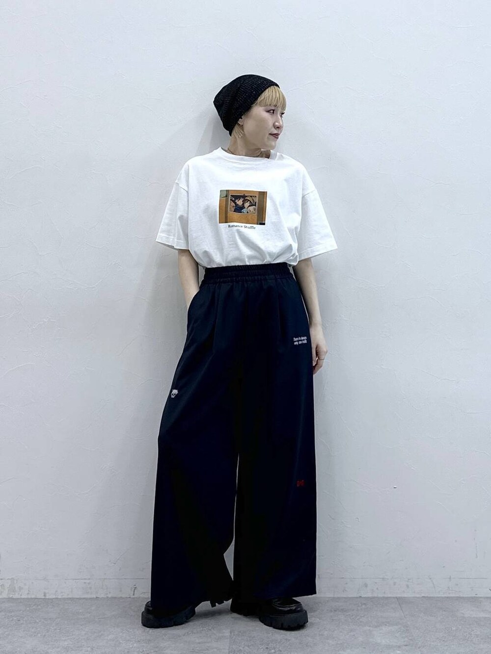 ブラック系のローファー、ホワイト系のTシャツ/カットソー、ブルー系のスラックスを着用したレディースの春コーディネートの4枚目の写真
