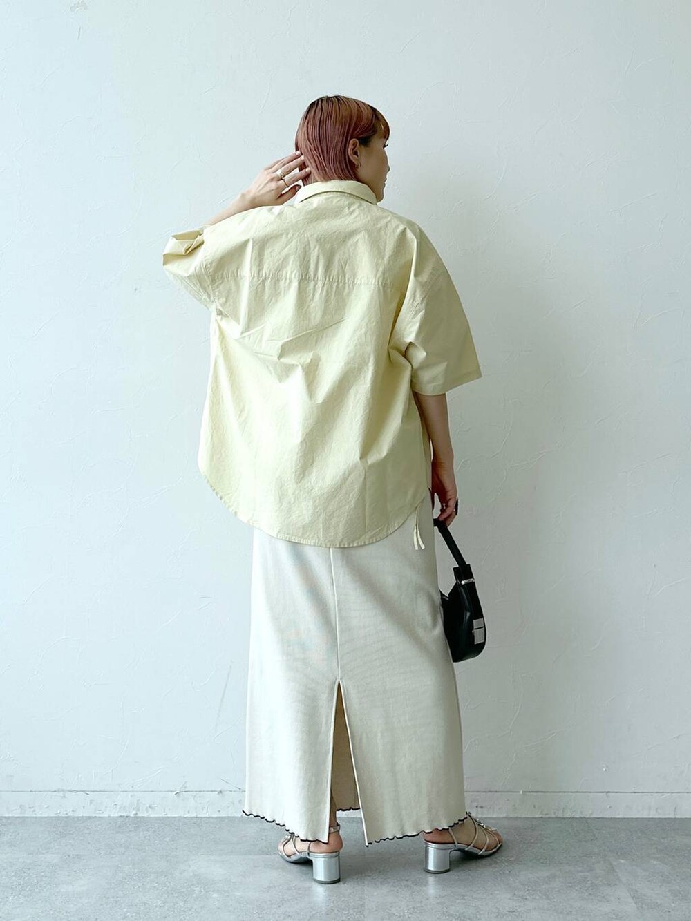 ホワイト系のスカート、イエロー系のシャツ/ブラウスを着用したレディースの春コーディネートの5枚目の写真