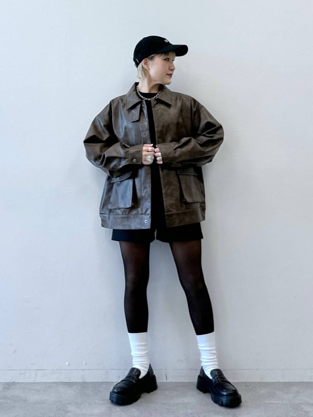 ブラック系のその他パンツ、ブラウン系のブルゾン、ブラック系のTシャツ/カットソーを着用したレディースの冬コーディネートの2枚目の写真