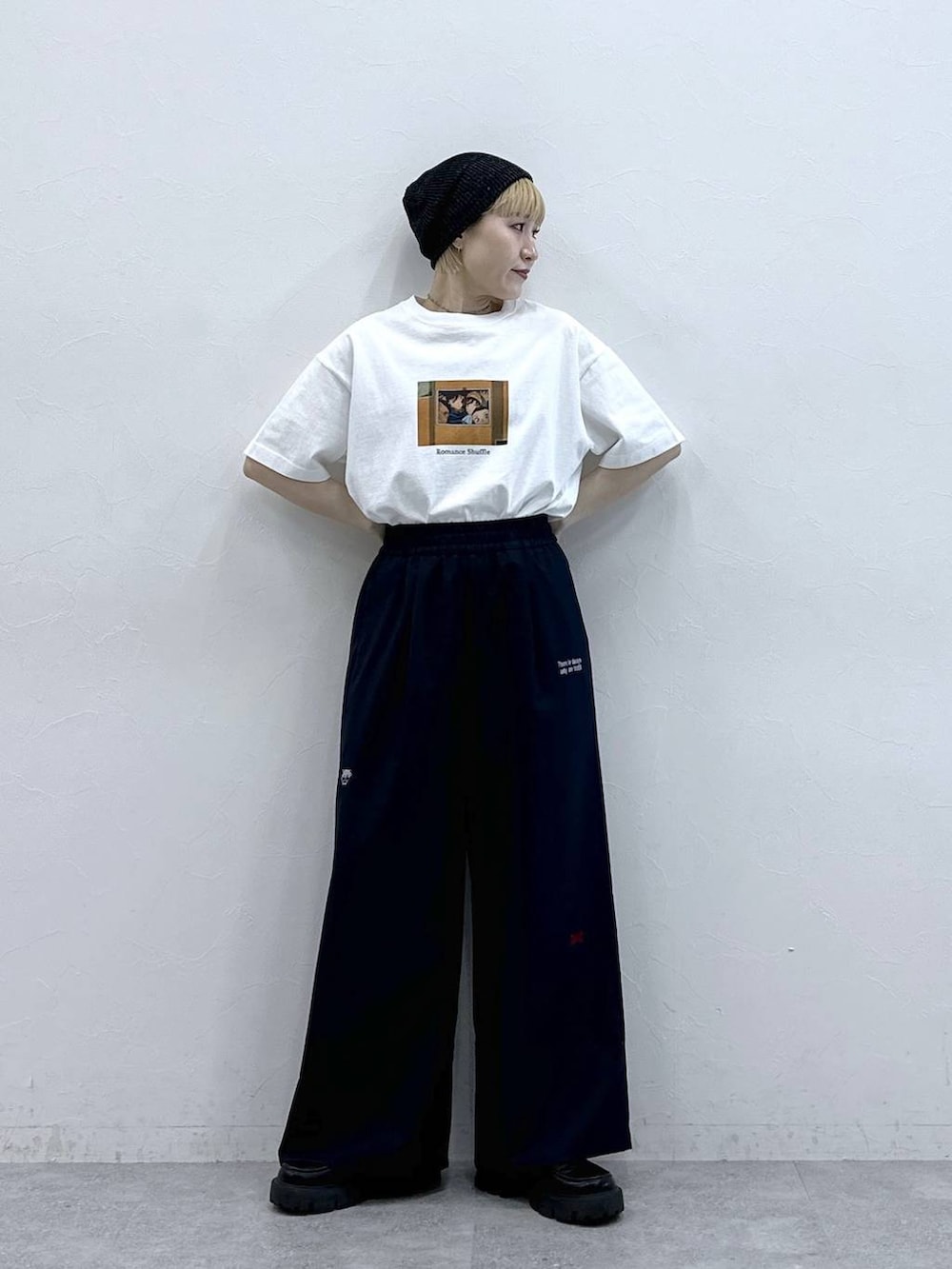 ブラック系のローファー、ホワイト系のTシャツ/カットソー、ブルー系のスラックスを着用したレディースの春コーディネートの3枚目の写真