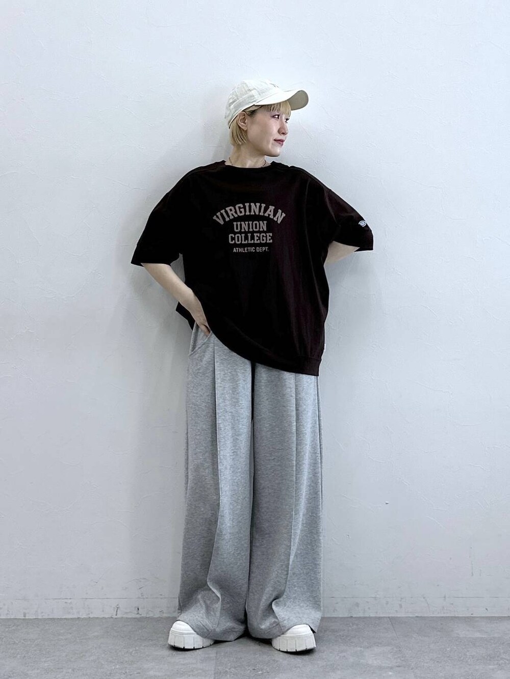 ブラウン系のTシャツ/カットソー、グレー系のスウェットパンツ、ホワイト系のキャップを着用したレディースの春コーディネートの2枚目の写真