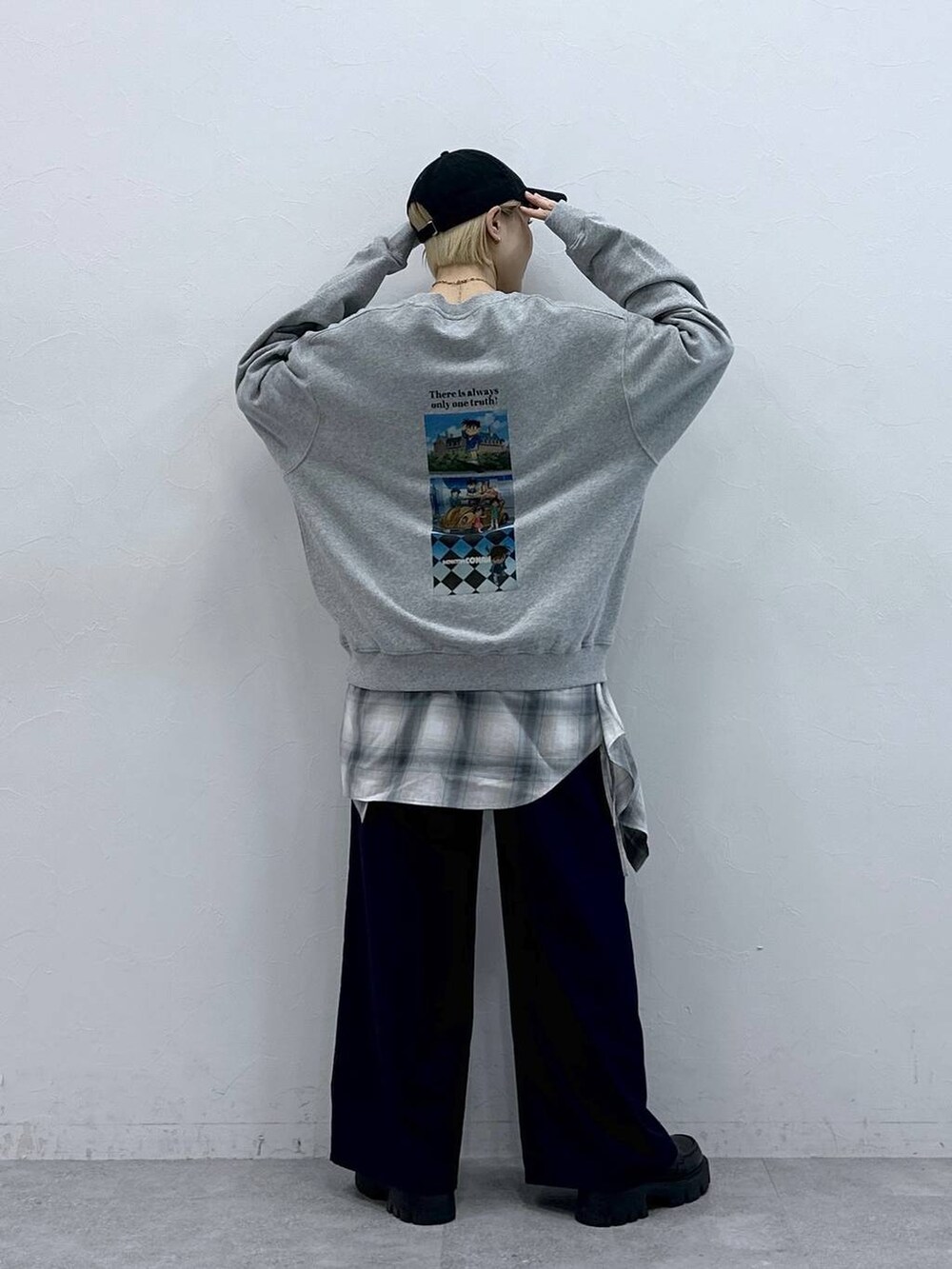 ブラック系のローファー、ブルー系のシャツ/ブラウス、ブルー系のスラックスを着用したレディースの春コーディネートの2枚目の写真