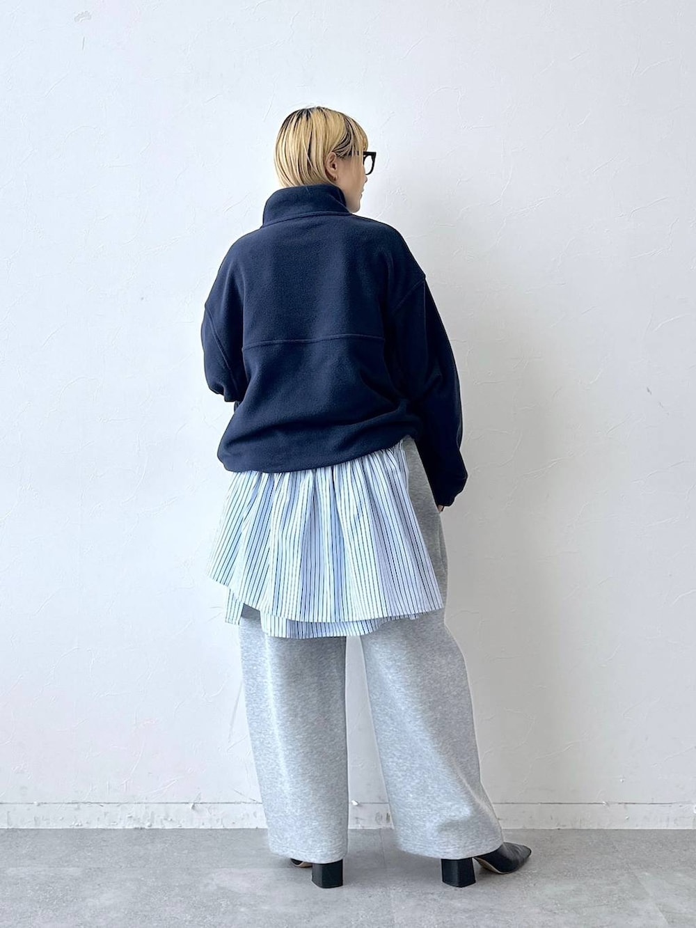 ブルー系のスウェット、ブルー系のTシャツ/カットソー、グレー系のスウェットパンツを着用したレディースの秋コーディネートの5枚目の写真