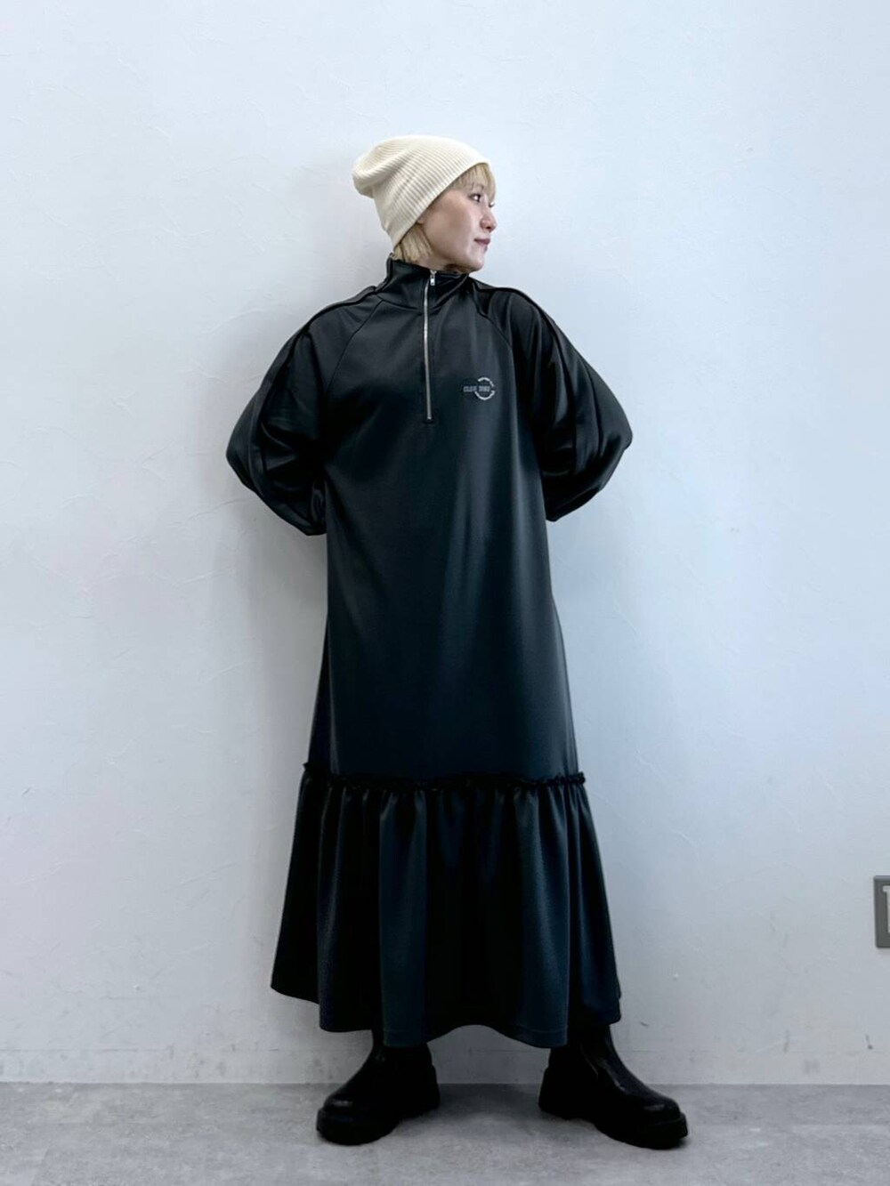 ブラック系のブーツ、グレー系のワンピースを着用したレディースの夏コーディネートの3枚目の写真