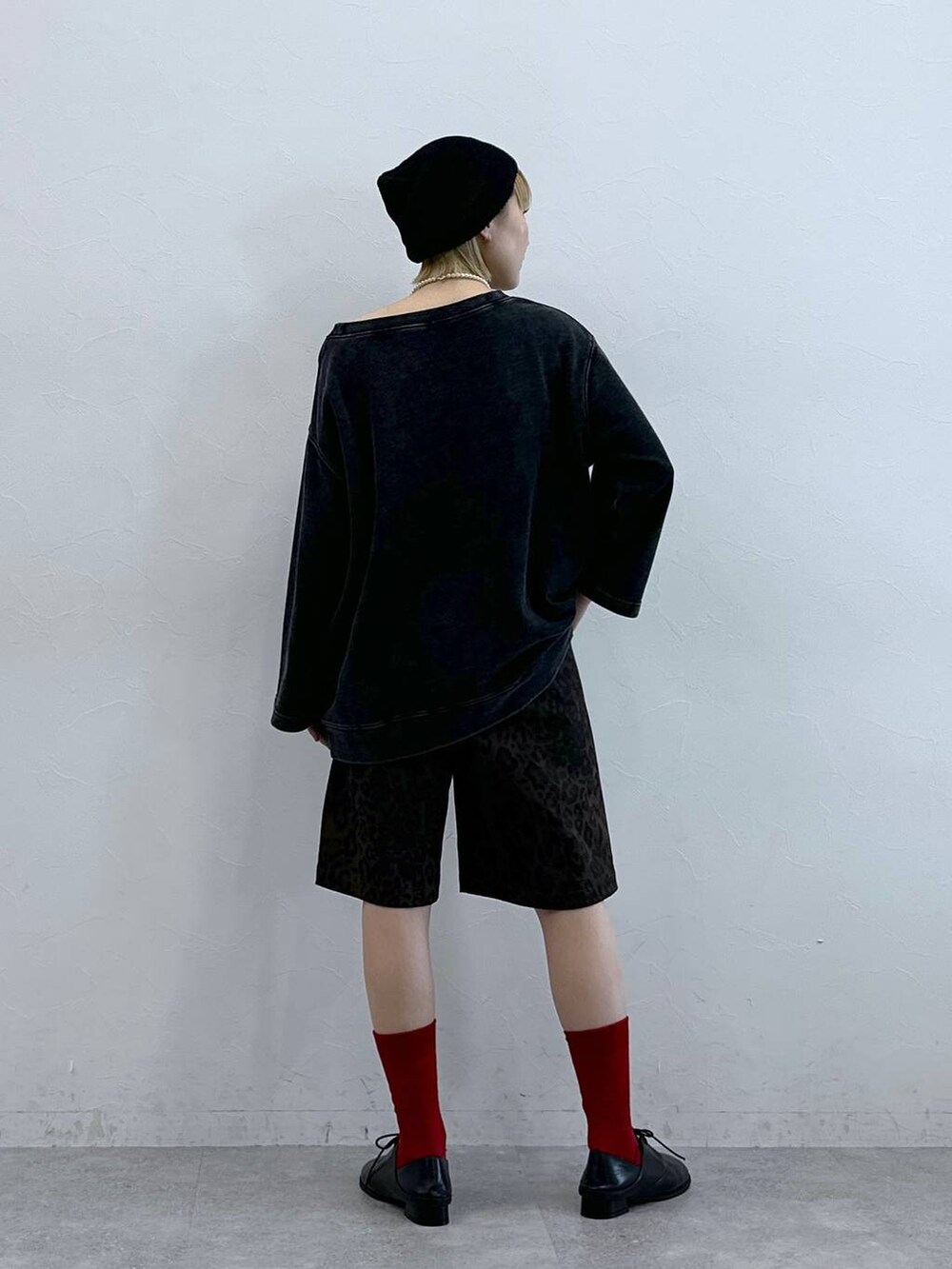 ブラック系のスウェット、グレー系のスラックス、ブラック系のニットキャップ/ビーニーを着用したレディースの秋コーディネートの6枚目の写真