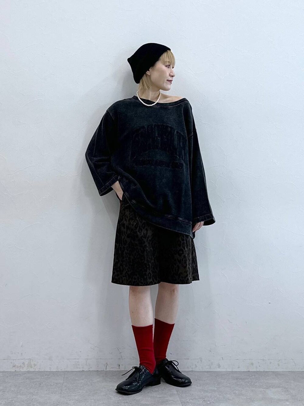 ブラック系のスウェット、グレー系のスラックス、ブラック系のニットキャップ/ビーニーを着用したレディースの秋コーディネートの3枚目の写真