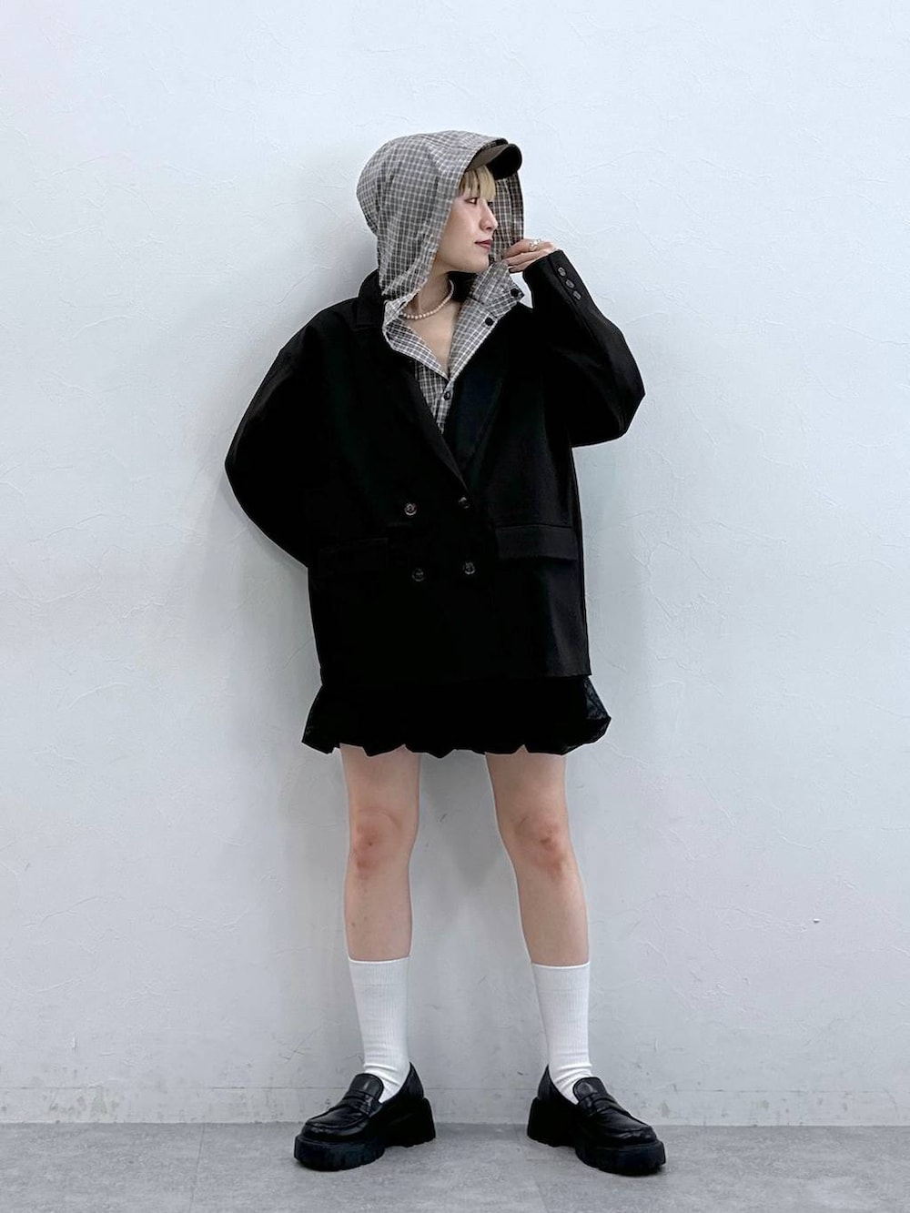 ブラック系のローファー、ブラック系のスカート、グレー系のシャツ/ブラウスを着用したレディースの秋コーディネートの3枚目の写真