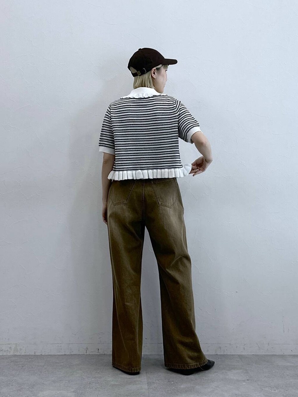 ホワイト系のカーディガン/ボレロ、ブラウン系のデニムパンツ、ブラック系のベルトを着用したレディースの夏コーディネートの5枚目の写真