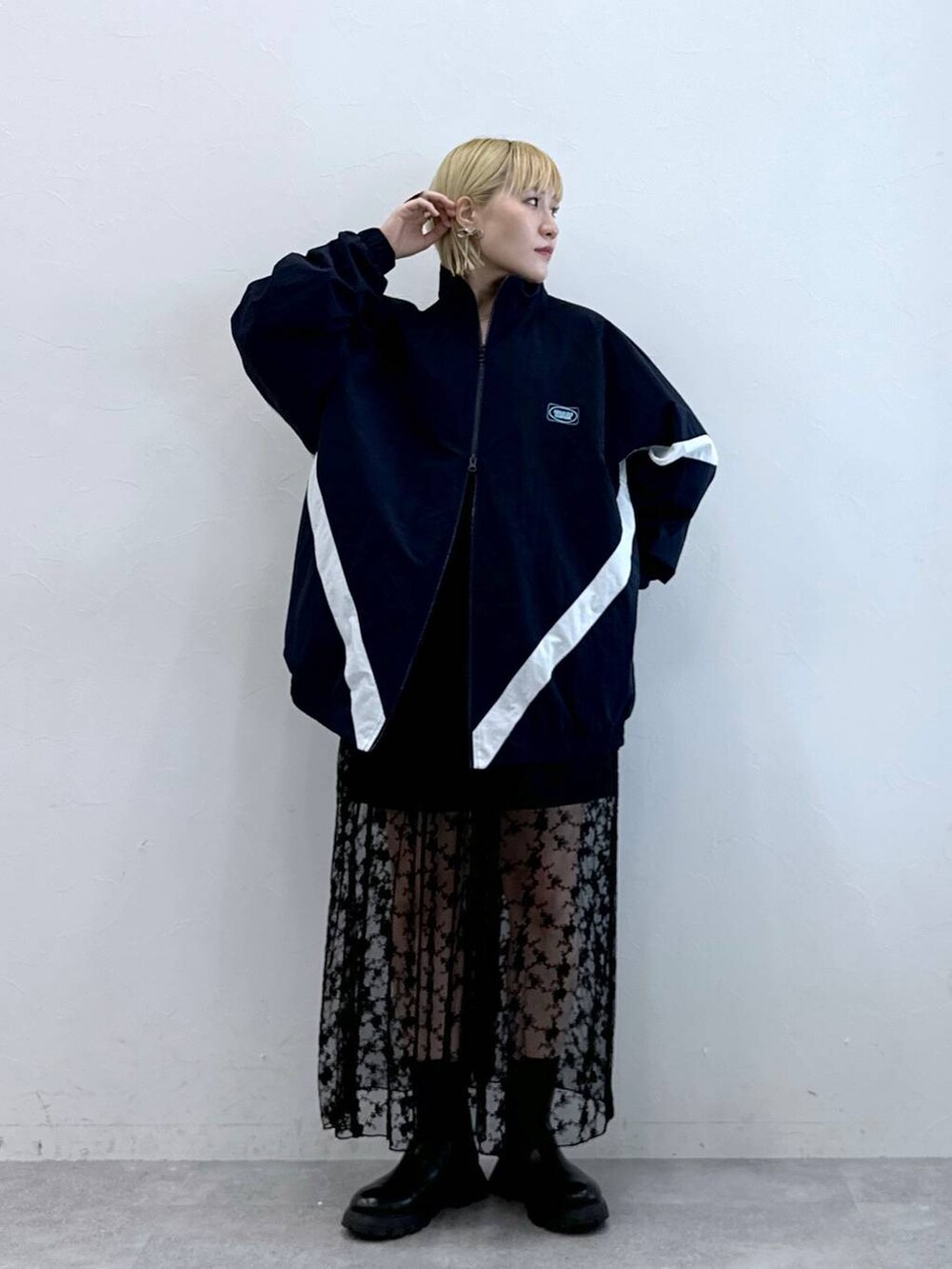 ブラック系のワンピース、ブルー系のブルゾンを着用したレディースの夏コーディネートの2枚目の写真