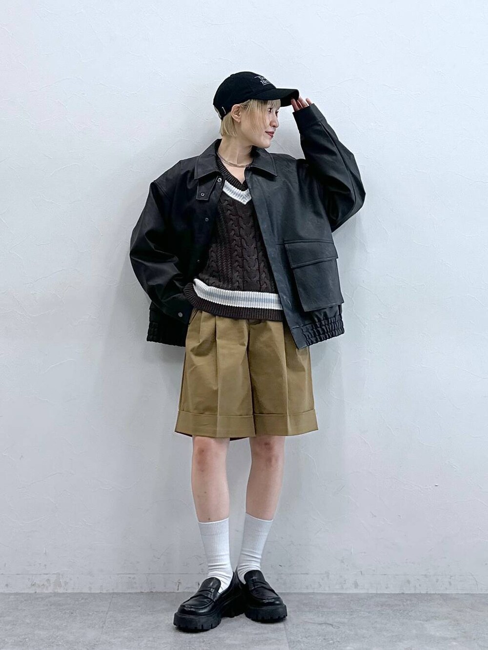 ブラック系のローファー、ブラック系のブルゾン、ブラウン系のニット/セーターを着用したレディースの秋コーディネートの4枚目の写真