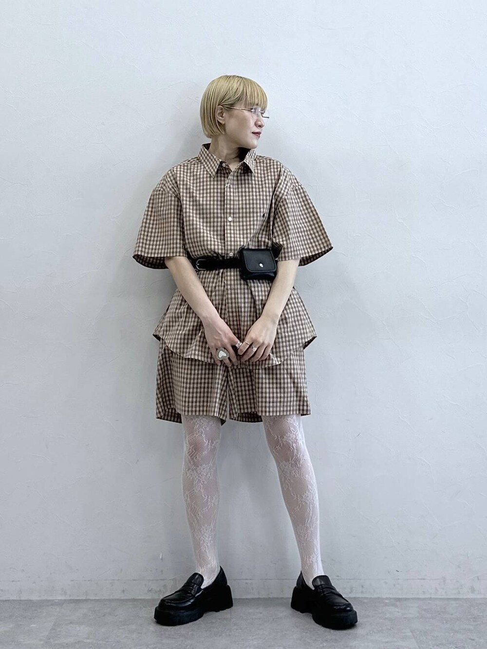 ブラック系のローファー、ベージュ系のその他パンツ、ベージュ系のシャツ/ブラウスを着用したレディースの春コーディネートの3枚目の写真