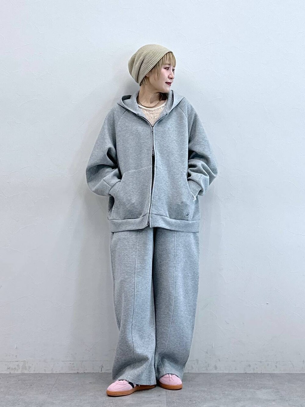 ホワイト系のTシャツ/カットソー、グレー系のパーカー、グレー系のスウェットパンツを着用したレディースの秋コーディネートの3枚目の写真