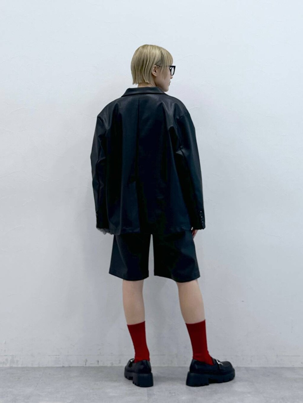 その他のローファー、ブラック系のスラックス、ブラック系のニット/セーターを着用したレディースの秋コーディネートの5枚目の写真