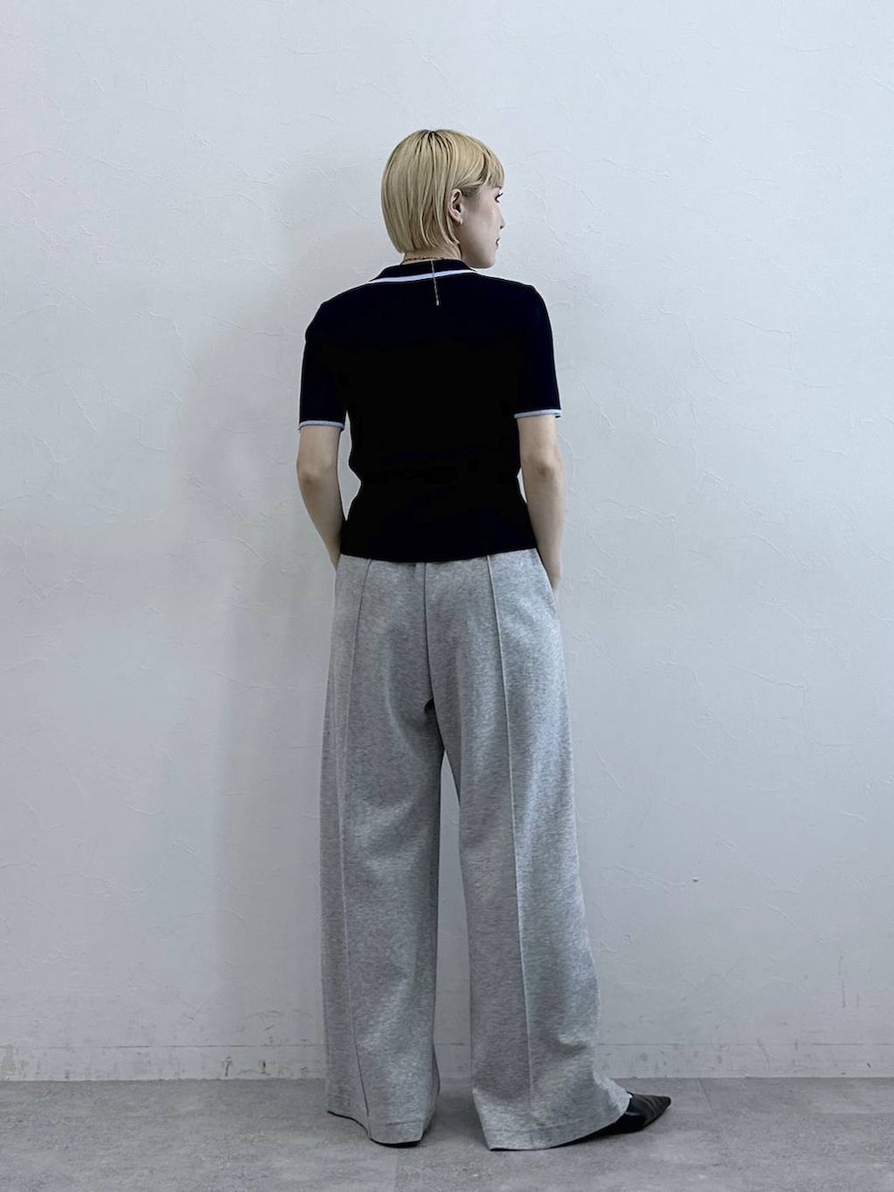 グレー系のスウェットパンツ、ブルー系のカーディガン/ボレロを着用したレディースの春コーディネートの5枚目の写真