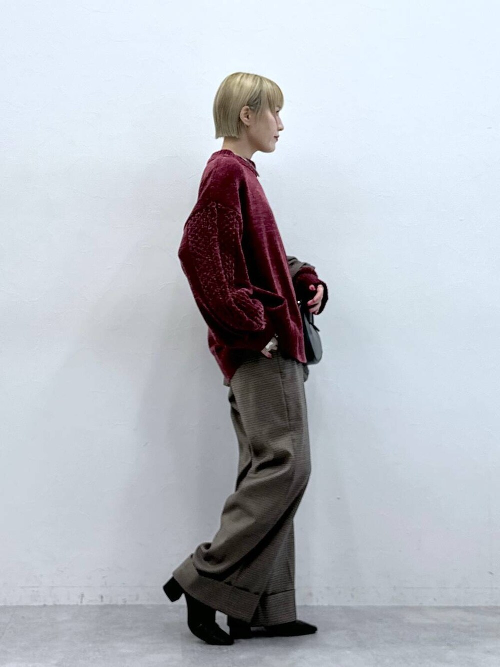 レッド系のTシャツ/カットソー、ブラウン系のスラックス、ブラウン系のテーラードジャケットを着用したレディースの秋コーディネートの6枚目の写真