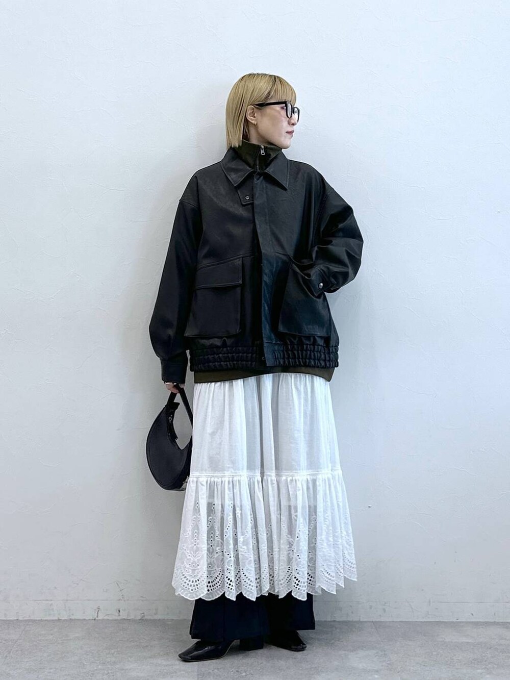 その他のスラックス、ブラック系のブルゾン、ホワイト系のスカートを着用したレディースの夏コーディネートの5枚目の写真