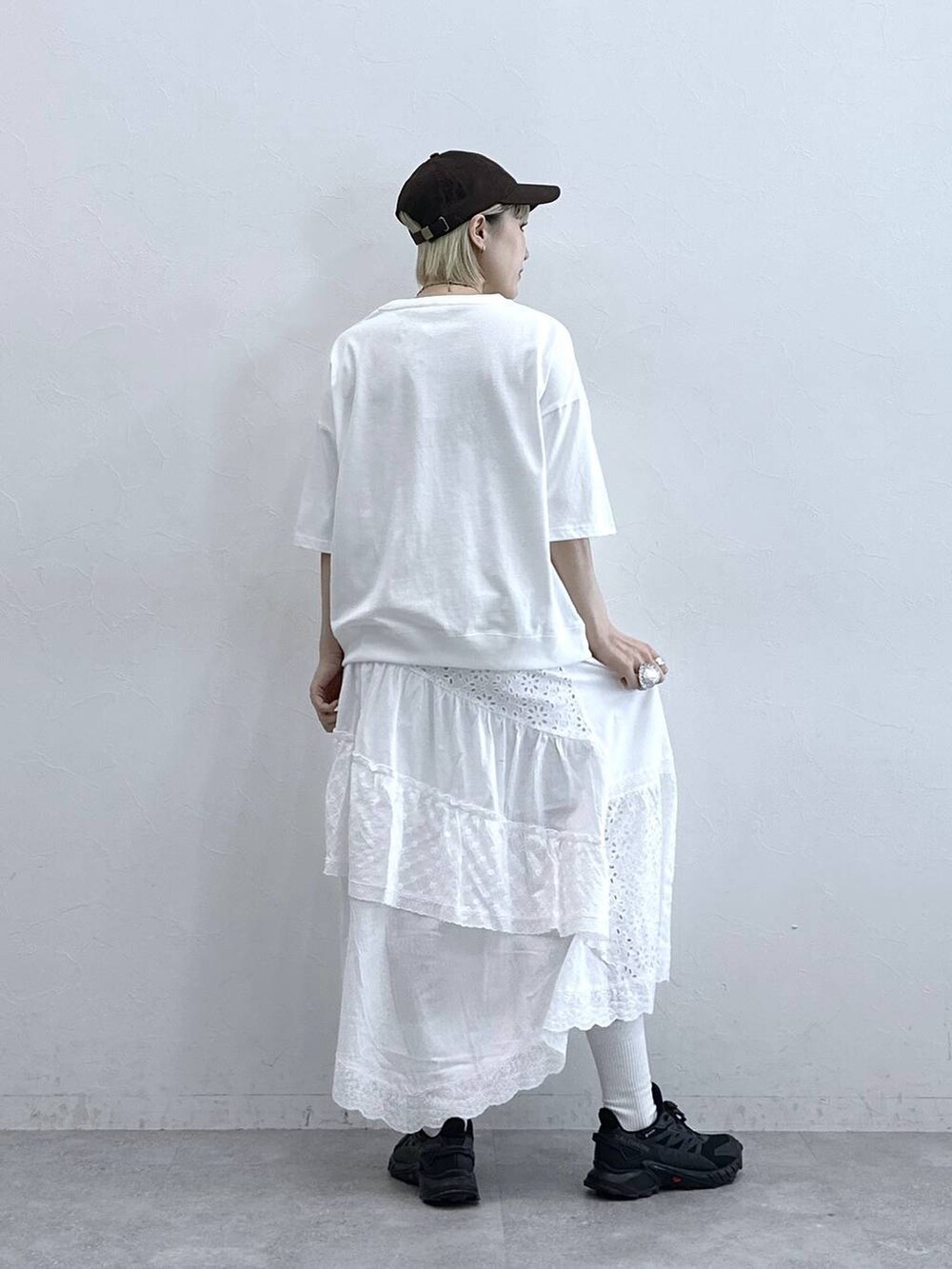 ホワイト系のスカート、ホワイト系のTシャツ/カットソーを着用したレディースの夏コーディネートの5枚目の写真