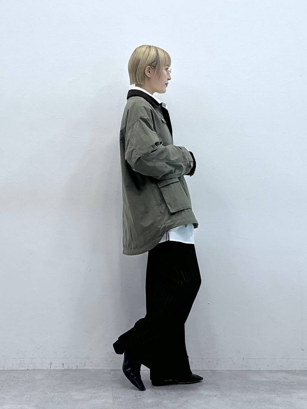 ホワイト系のシャツ/ブラウス、ブラウン系のスラックスを着用したレディースの冬コーディネートの5枚目の写真