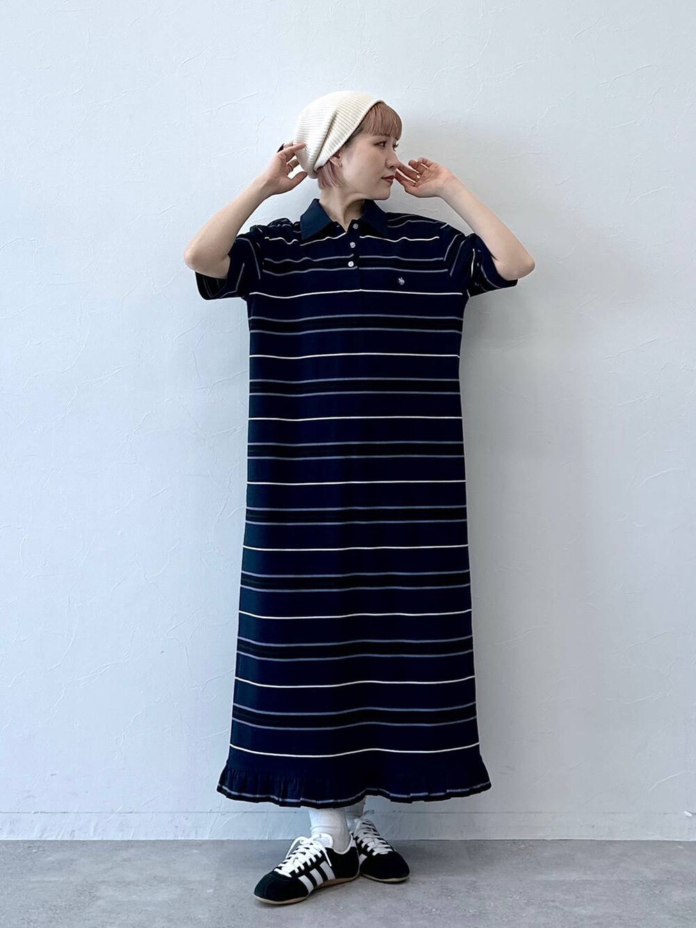 ブルー系のワンピースを着用したレディースの春コーディネートの4枚目の写真