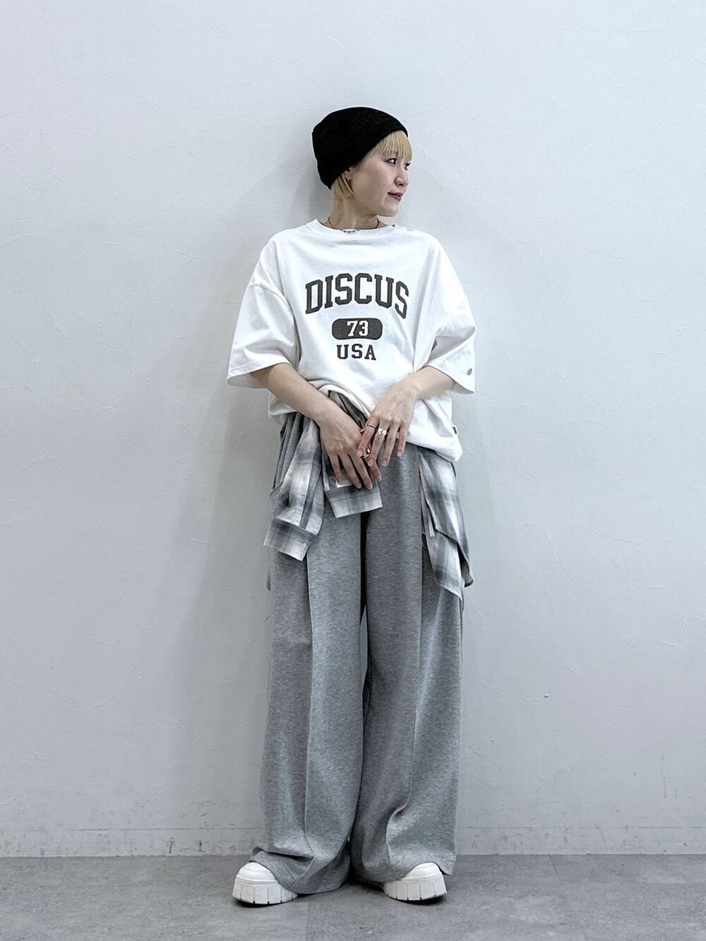ホワイト系のTシャツ/カットソー、ブルー系のシャツ/ブラウス、グレー系のスウェットパンツを着用したレディースの春コーディネートの4枚目の写真