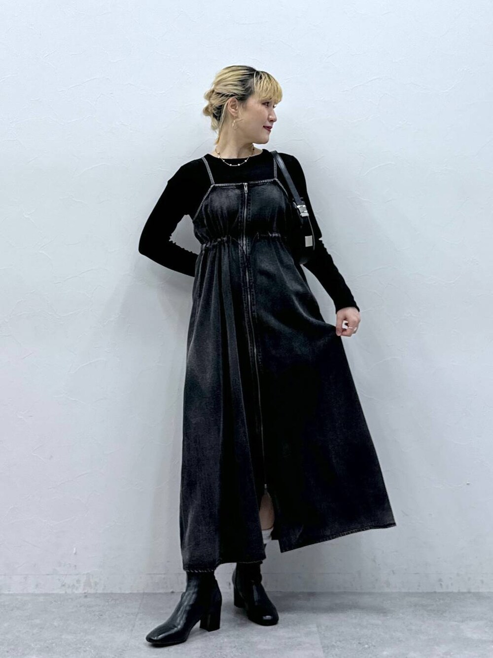 ブラック系のワンピース、ブラック系のTシャツ/カットソーを着用したレディースの秋コーディネートの2枚目の写真