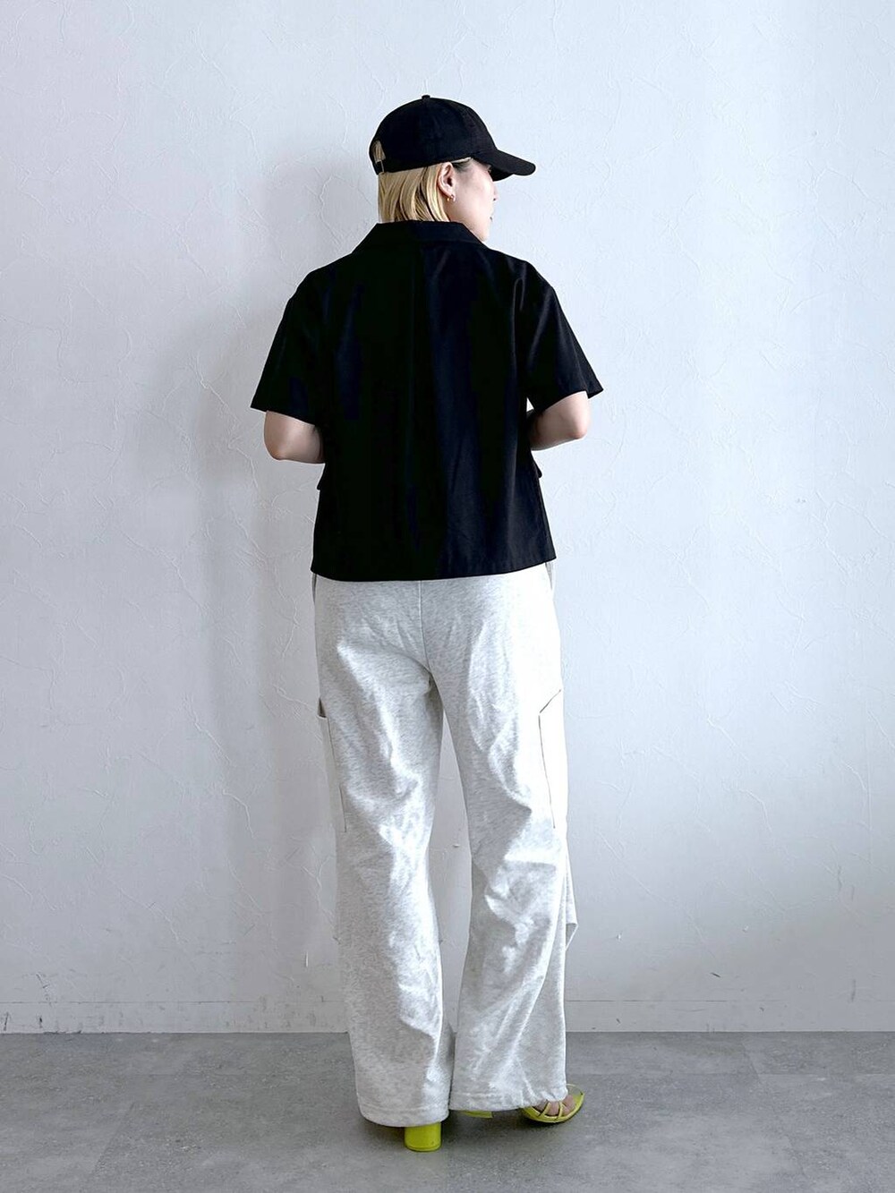 ホワイト系のカーゴパンツ、ブラック系のシャツ/ブラウスを着用したレディースの夏コーディネートの3枚目の写真