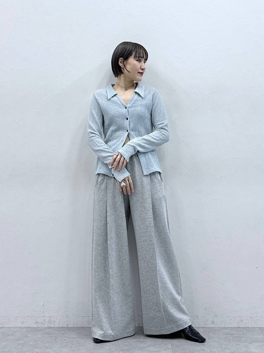 グレー系のスウェットパンツ、ブルー系のカーディガン/ボレロを着用したレディースの春コーディネートの4枚目の写真