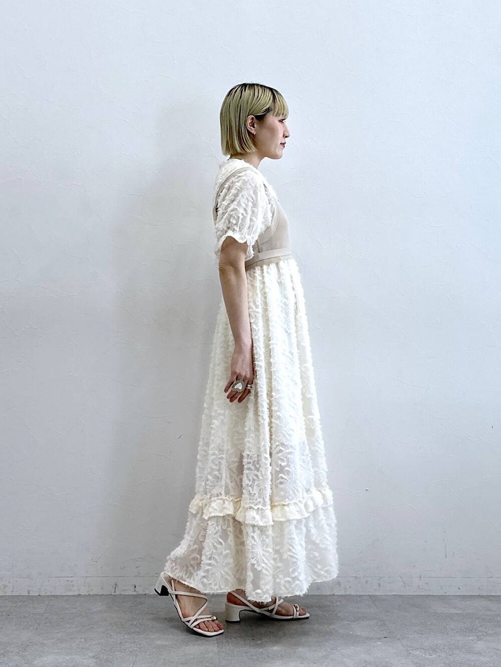 ホワイト系のワンピース、ホワイト系のサンダルを着用したレディースの夏コーディネートの4枚目の写真