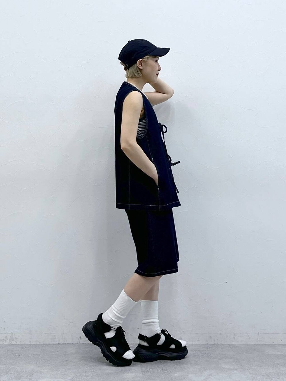 ブラック系のサンダル、グレー系のタンクトップ、ブルー系のベストを着用したレディースの夏コーディネートの5枚目の写真