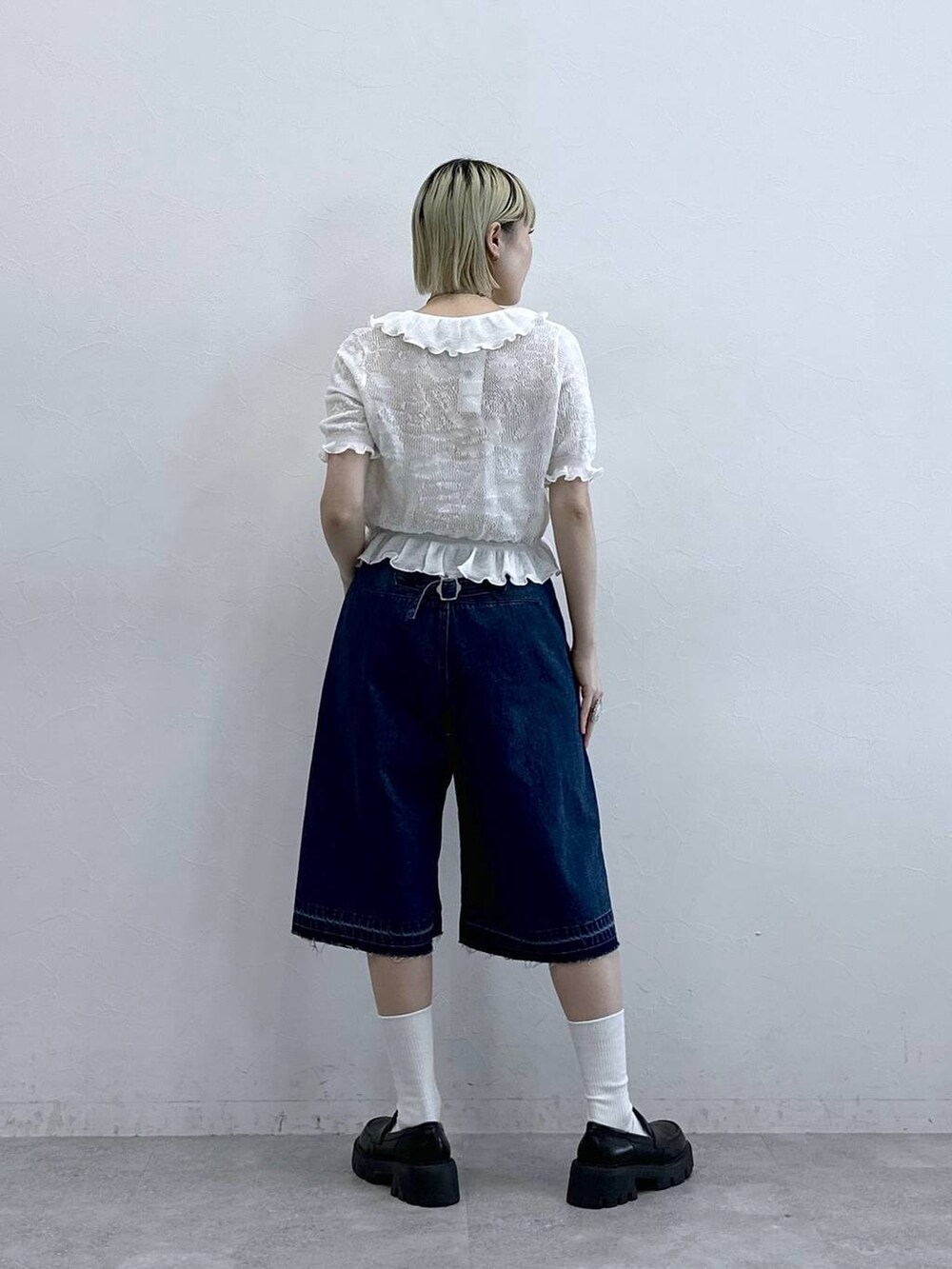 ブルー系のデニムパンツ、ブラック系のローファー、ホワイト系のカーディガン/ボレロを着用したレディースの夏コーディネートの5枚目の写真