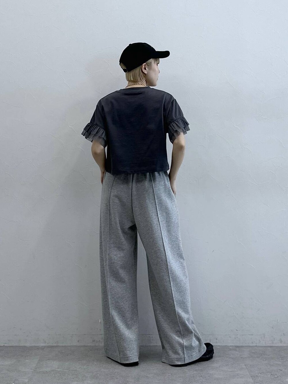 グレー系のスウェットパンツ、グレー系のTシャツ/カットソーを着用したレディースの春コーディネートの5枚目の写真