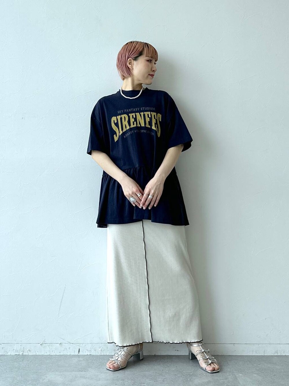 ブルー系のTシャツ/カットソー、ホワイト系のスカートを着用したレディースの春コーディネートの3枚目の写真