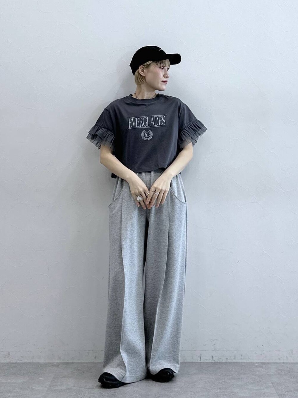 グレー系のスウェットパンツ、グレー系のTシャツ/カットソーを着用したレディースの春コーディネートの2枚目の写真