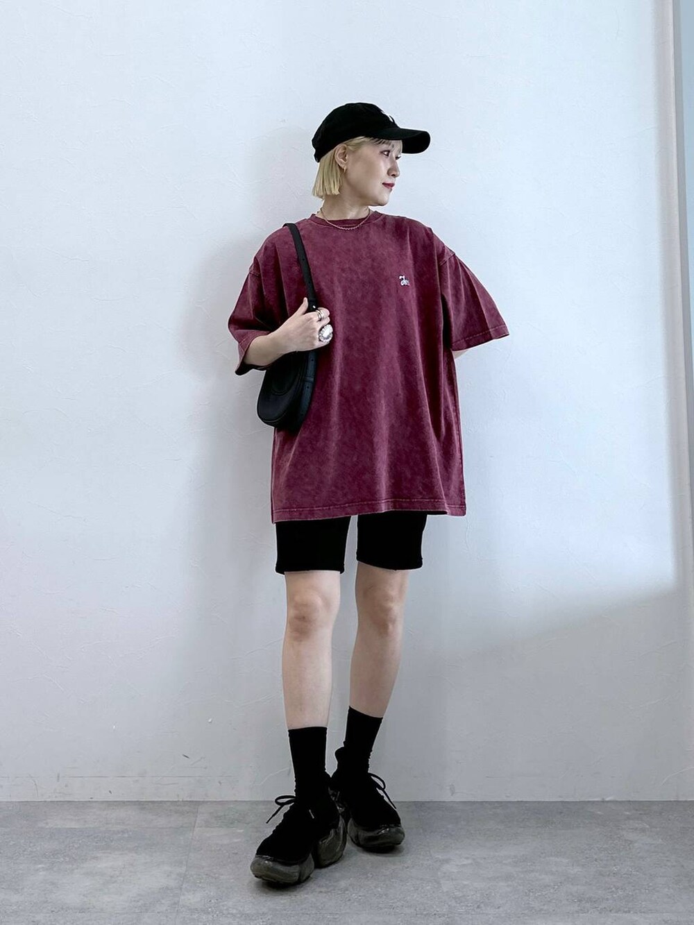 ブラック系のその他パンツ、ブラック系のショルダーバッグ、レッド系のTシャツ/カットソーを着用したレディースの夏コーディネートの3枚目の写真