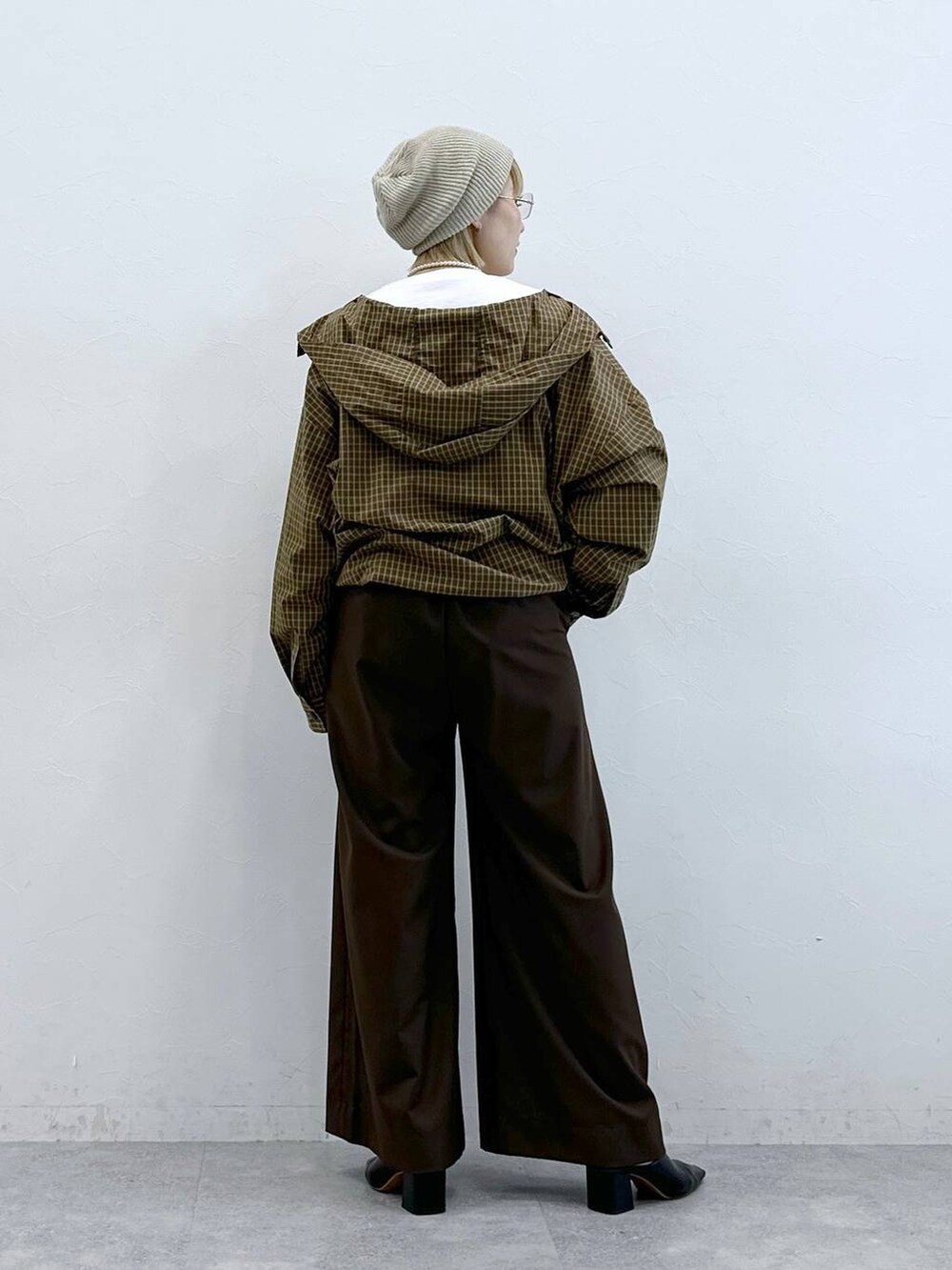 イエロー系のシャツ/ブラウス、ベージュ系のニットキャップ/ビーニーを着用したレディースの夏コーディネートの5枚目の写真