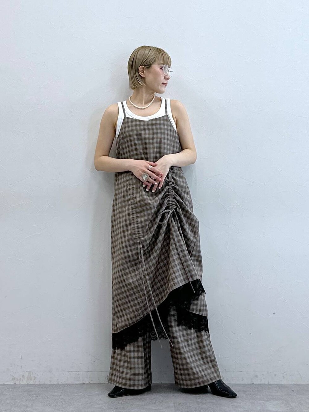 ホワイト系のタンクトップ、グレー系のワンピース、グレー系のスラックスを着用したレディースの夏コーディネートの3枚目の写真