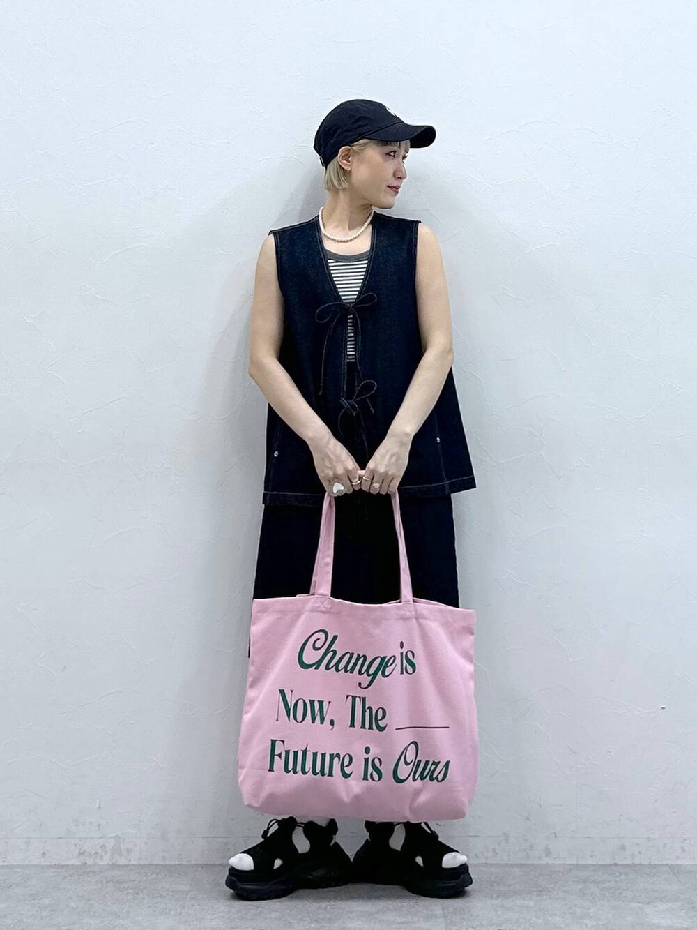 ブラック系のサンダル、グレー系のタンクトップ、ブルー系のベストを着用したレディースの夏コーディネートの2枚目の写真