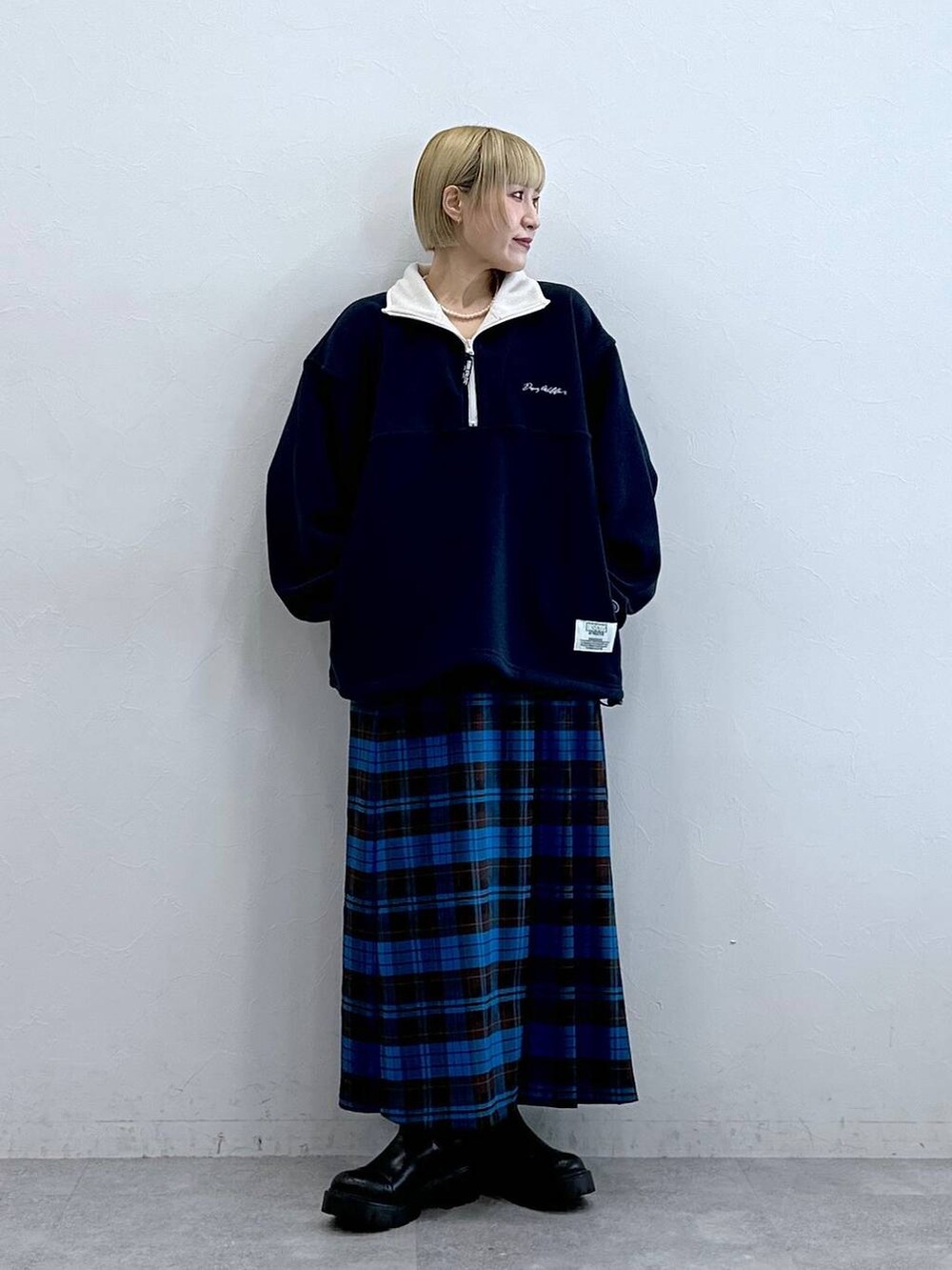 ブルー系のスウェット、ブラック系のブーツ、ブルー系のスカートを着用したレディースの秋コーディネートの5枚目の写真