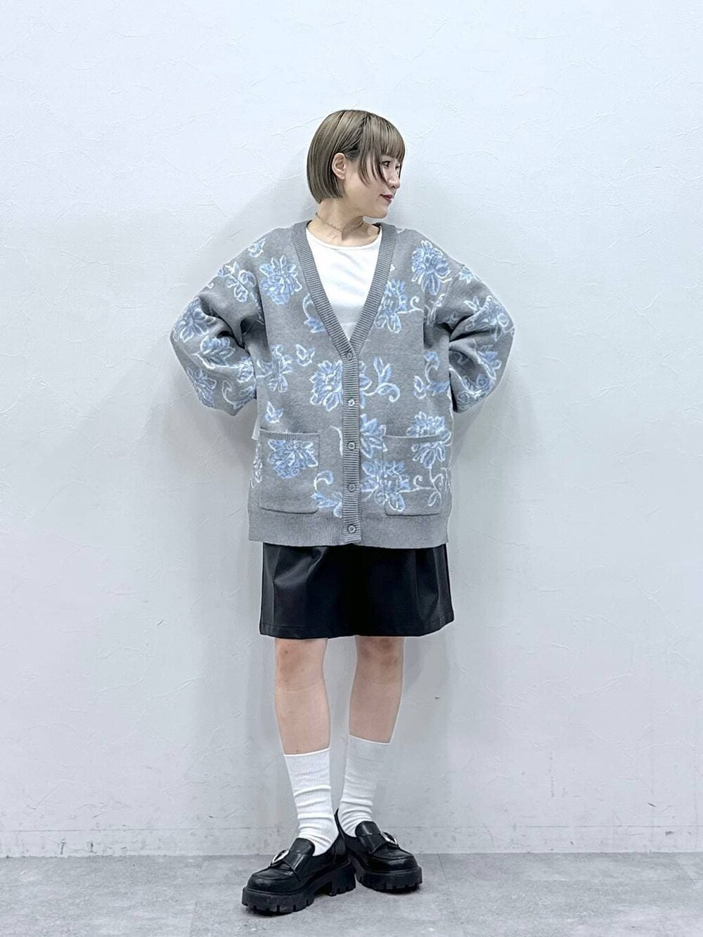 その他のローファー、ブラック系のその他パンツ、グレー系のニット/セーターを着用したレディースの冬コーディネートの2枚目の写真