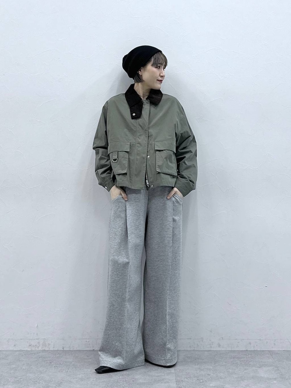 グリーン系のブルゾン、グレー系のスウェットパンツ、ブラック系のニットキャップ/ビーニーを着用したレディースの春コーディネートの4枚目の写真