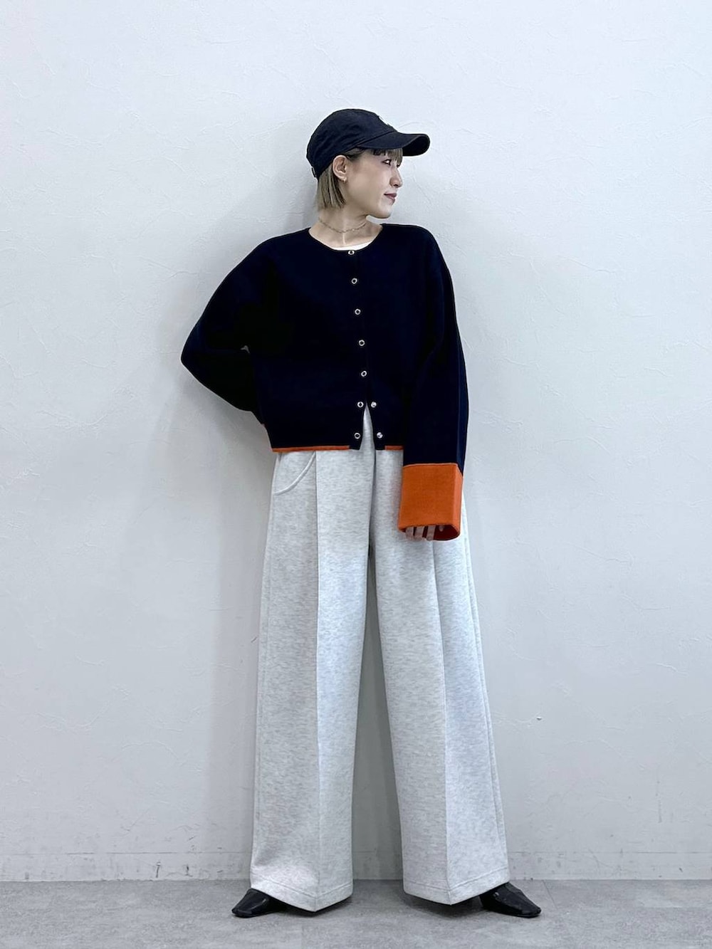 ホワイト系のスウェットパンツ、ブルー系のカーディガン/ボレロを着用したレディースの冬コーディネートの3枚目の写真