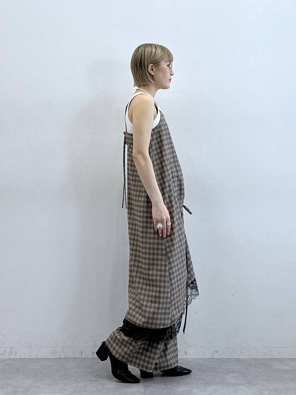 ホワイト系のタンクトップ、グレー系のワンピース、グレー系のスラックスを着用したレディースの夏コーディネートの5枚目の写真