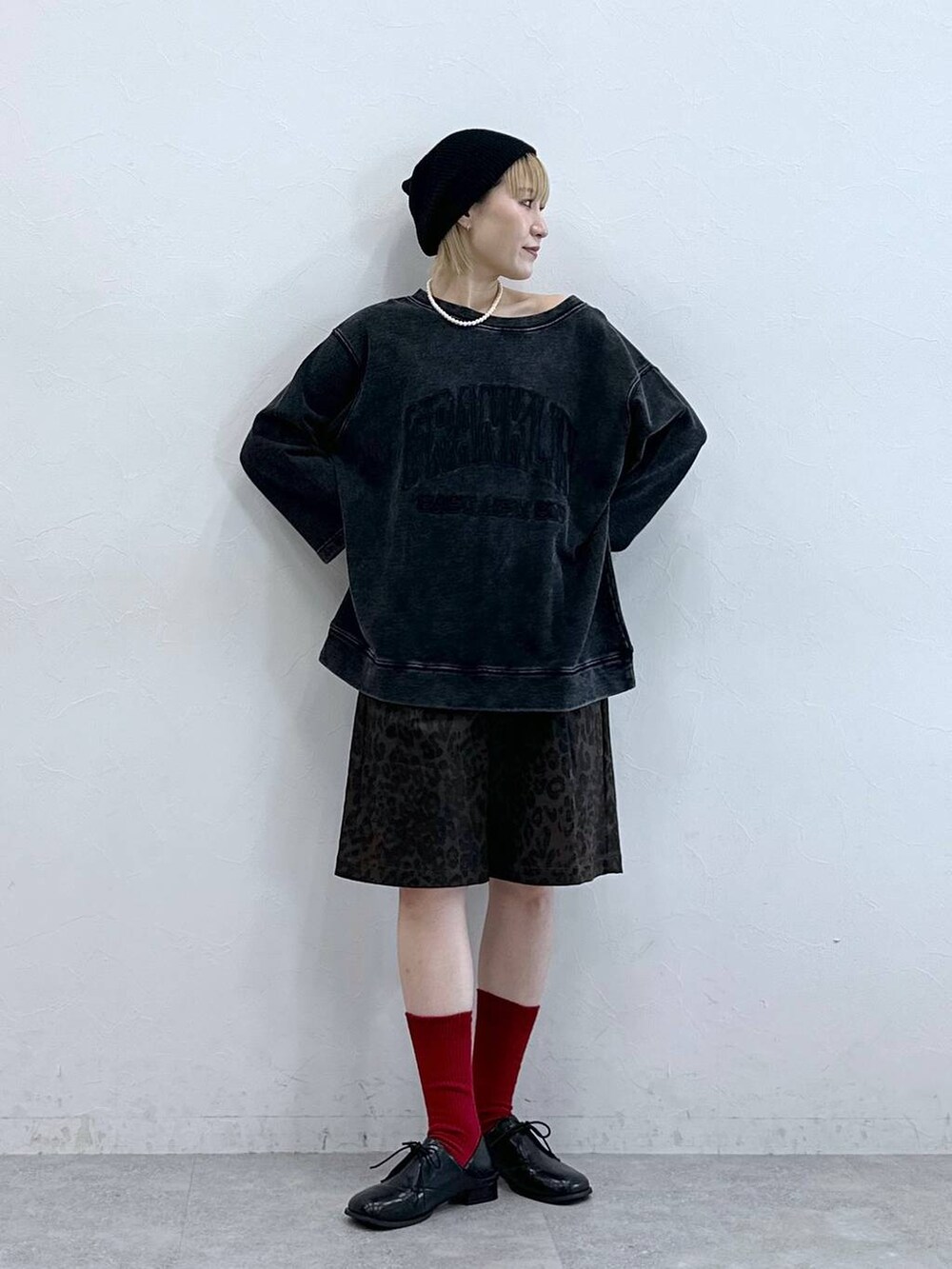 ブラック系のスウェット、グレー系のスラックス、ブラック系のニットキャップ/ビーニーを着用したレディースの秋コーディネートの4枚目の写真