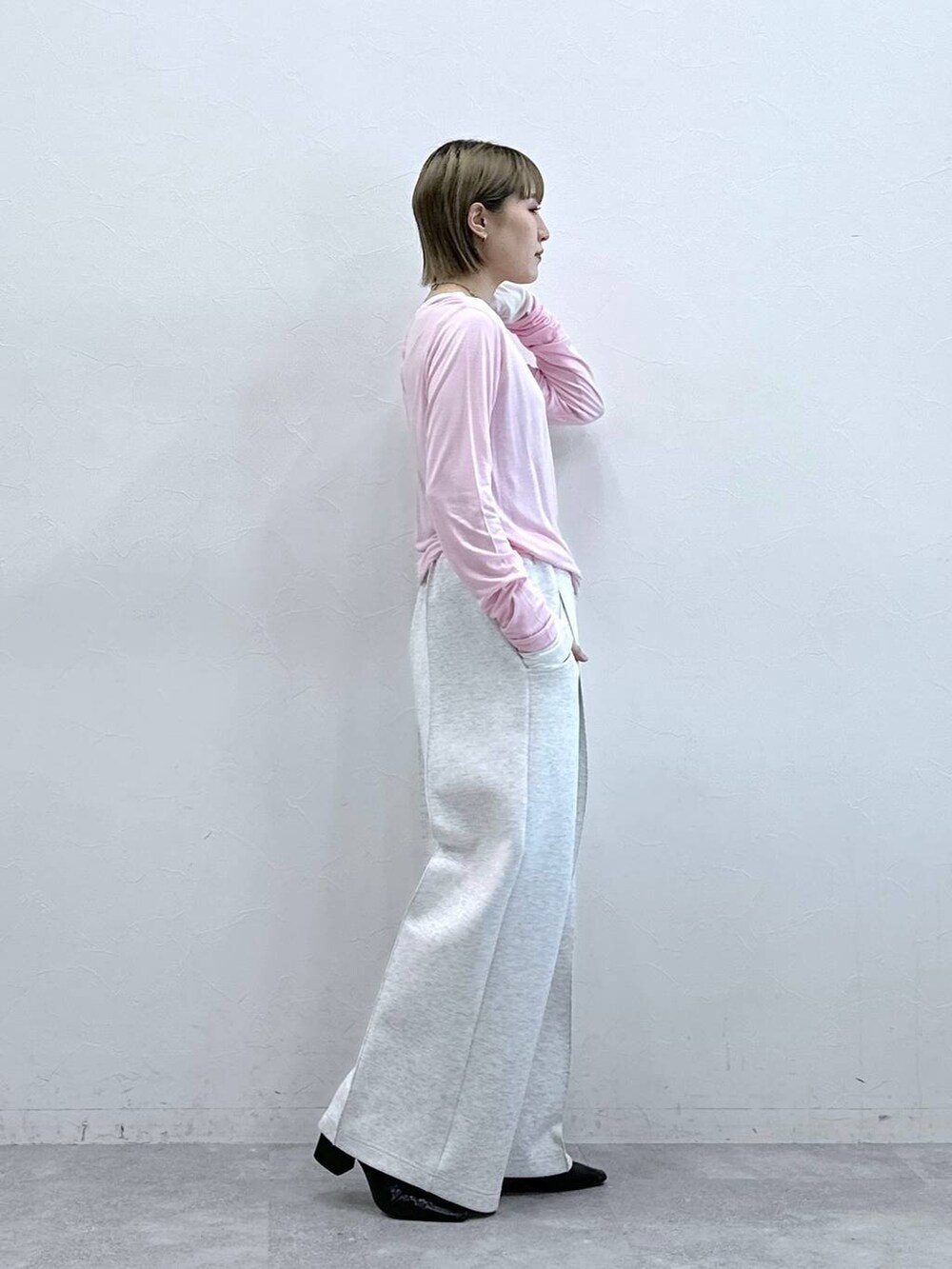 ホワイト系のスウェットパンツ、ホワイト系のTシャツ/カットソー、ピンク系のTシャツ/カットソーを着用したレディースの冬コーディネートの5枚目の写真