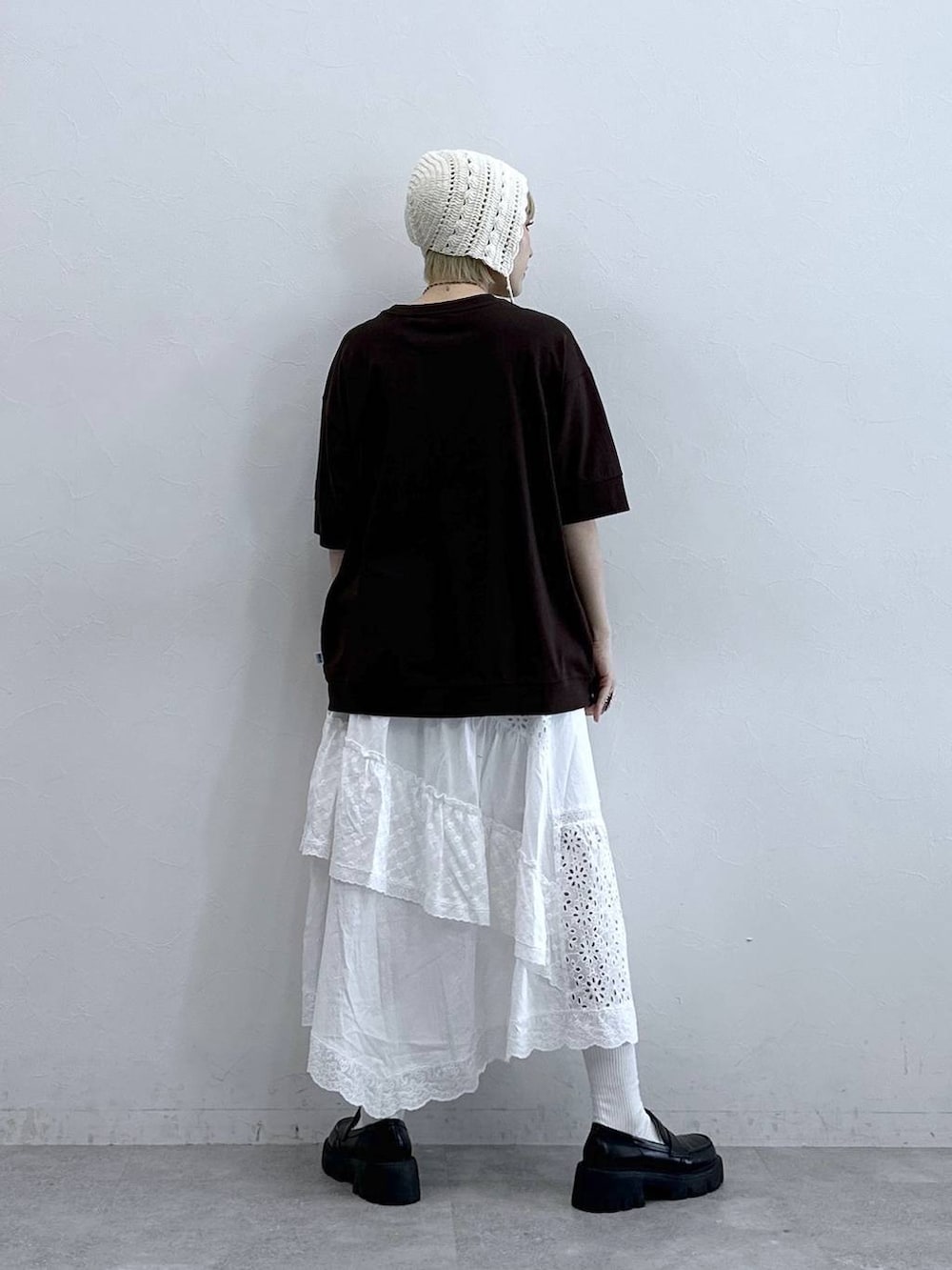 ホワイト系のスカート、ブラック系のローファー、ブラウン系のTシャツ/カットソーを着用したレディースの夏コーディネートの5枚目の写真