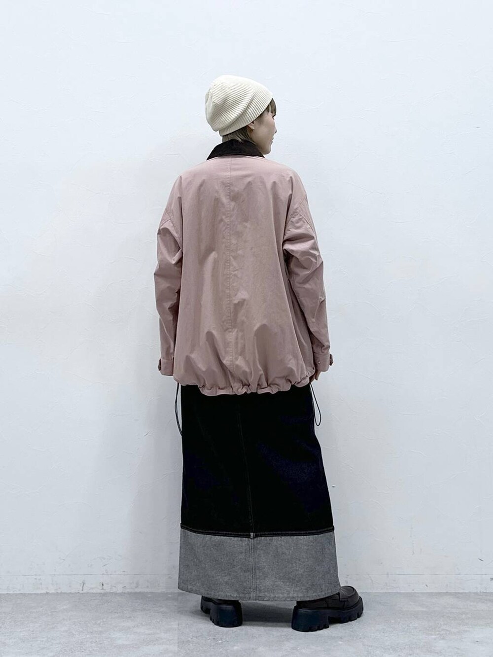 ブラック系のローファー、ブラック系のデニムスカート、ピンク系のブルゾンを着用したレディースの冬コーディネートの5枚目の写真