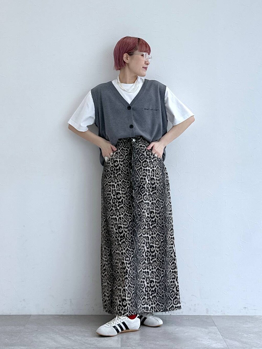 ホワイト系のスニーカー、ホワイト系のTシャツ/カットソー、その他のスカートを着用したレディースの春コーディネートの2枚目の写真