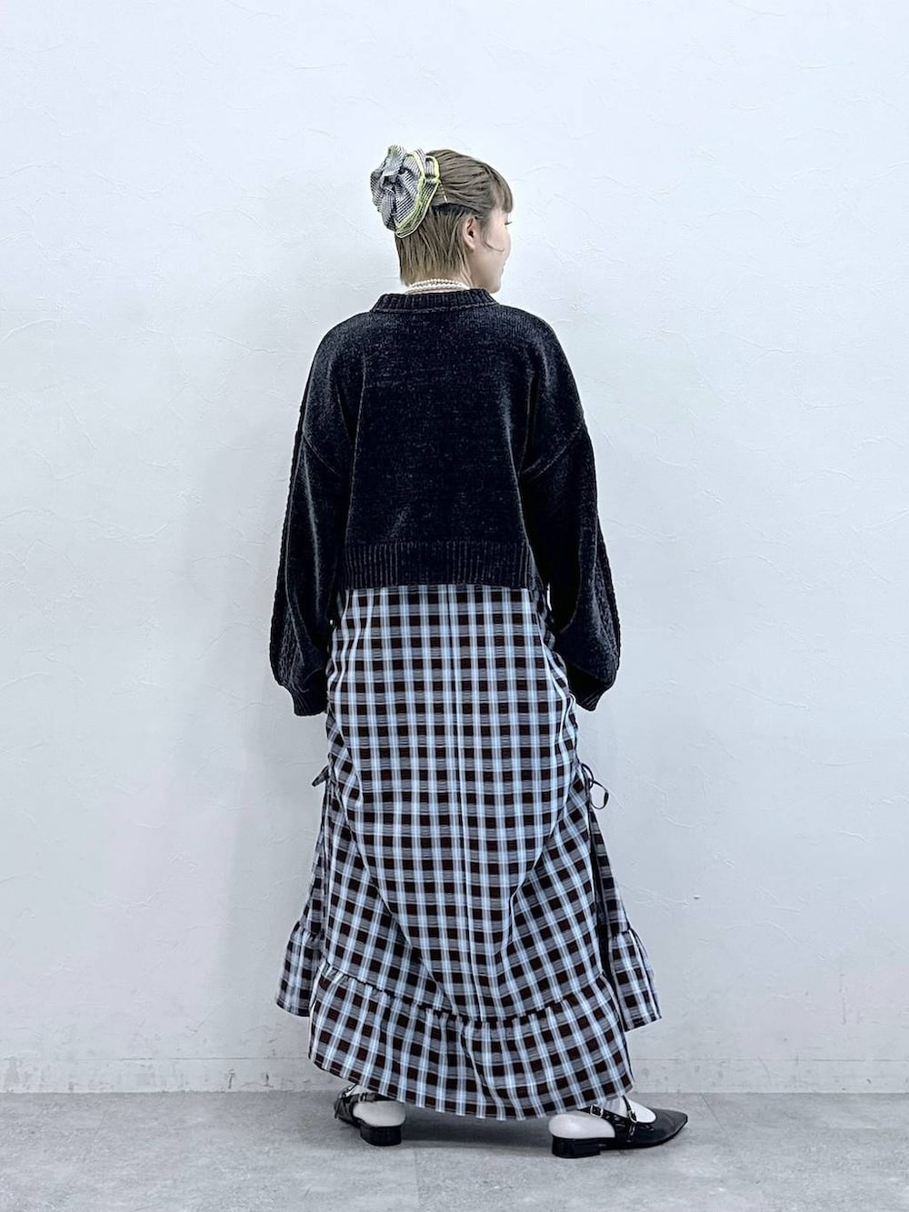 ブラック系のニット/セーター、レッド系のパンプス、ブラウン系のワンピースを着用したレディースの冬コーディネートの7枚目の写真
