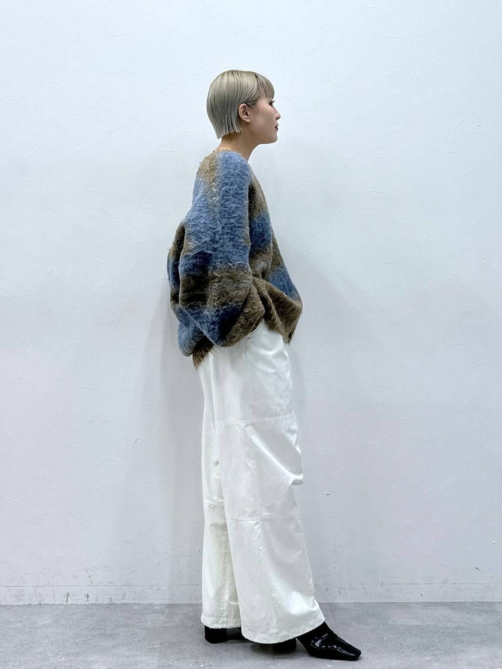 ホワイト系のカーゴパンツ、ブラウン系のカーディガン/ボレロを着用したレディースの秋コーディネートの4枚目の写真